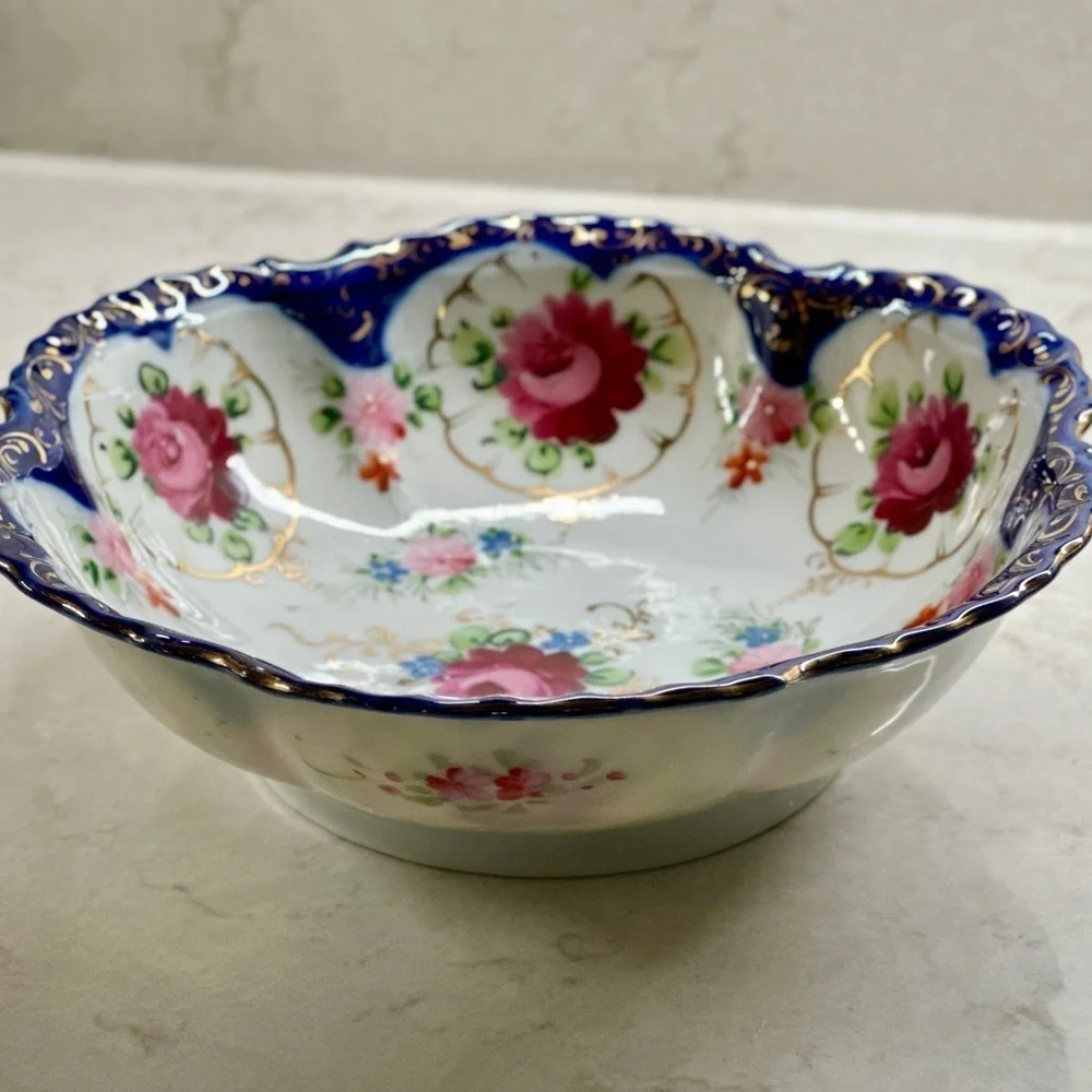 EXQUISITE, ANTIQUE, FINE PORCELAIN SERVING BOWL. COLORFUL HAND-PAINTED ROSES